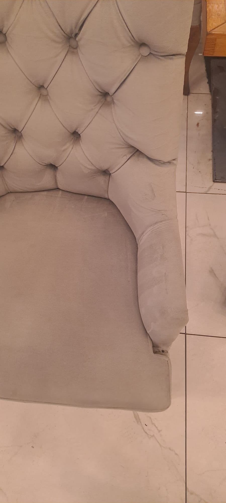 Çift kişilik koltukta köpüklü temizlik