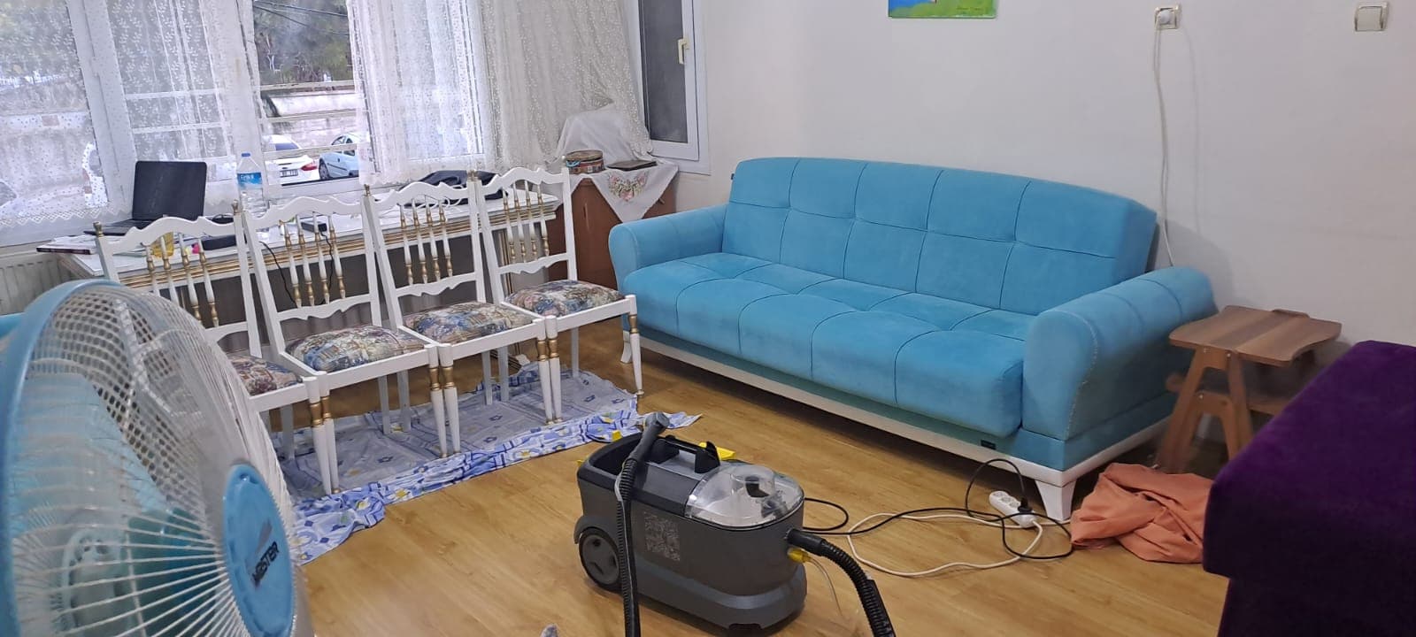 Köşe koltuk modüllerinde köpüklü temizleme