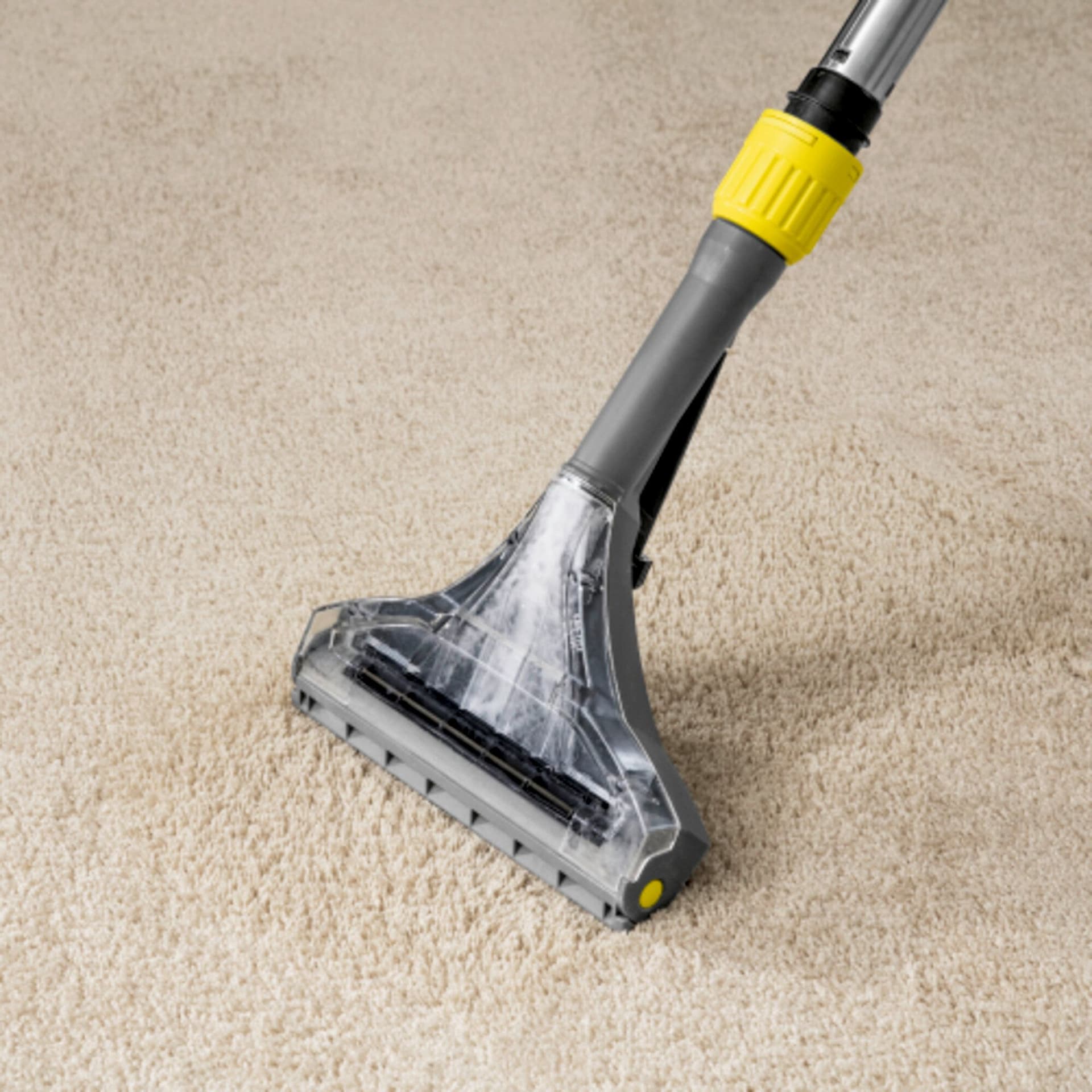 Salon oturma grubunda köpüklü temizlik